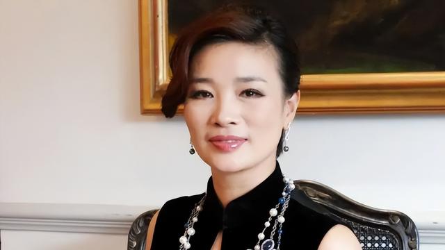 巨贪前夫前脚入狱,转身嫁给周立波的女富豪胡洁,如今怎么样?-图1