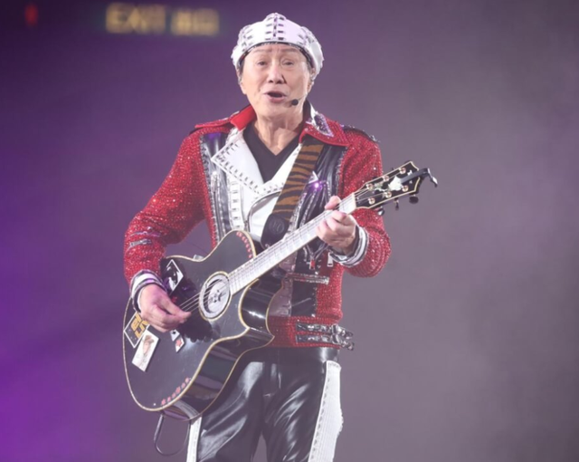 许冠文和许冠杰是亲兄弟吗，唱三哥许冠英的歌引泪目
