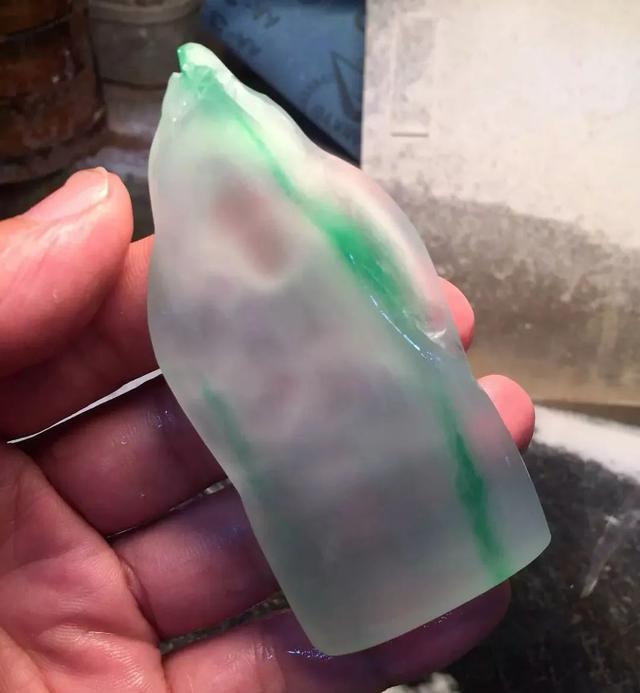 虚空藏菩萨玉吊坠，佩戴虚空藏菩萨吊坠有什么讲究吗（玻璃种翡翠的表现力让人一眼就沉沦其中）