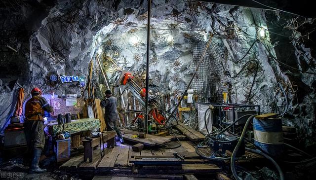 如何在废旧材料中提取金，王水提金不赶硝直接还原（疯狂吸取34万元的黄金）