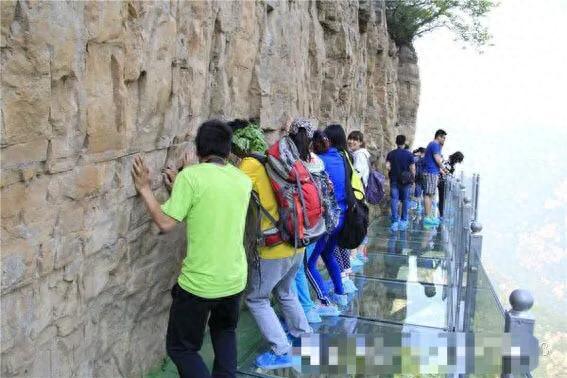 张家界天门山，全国第一条1400米悬崖玻璃栈道：只要5元钱就能上