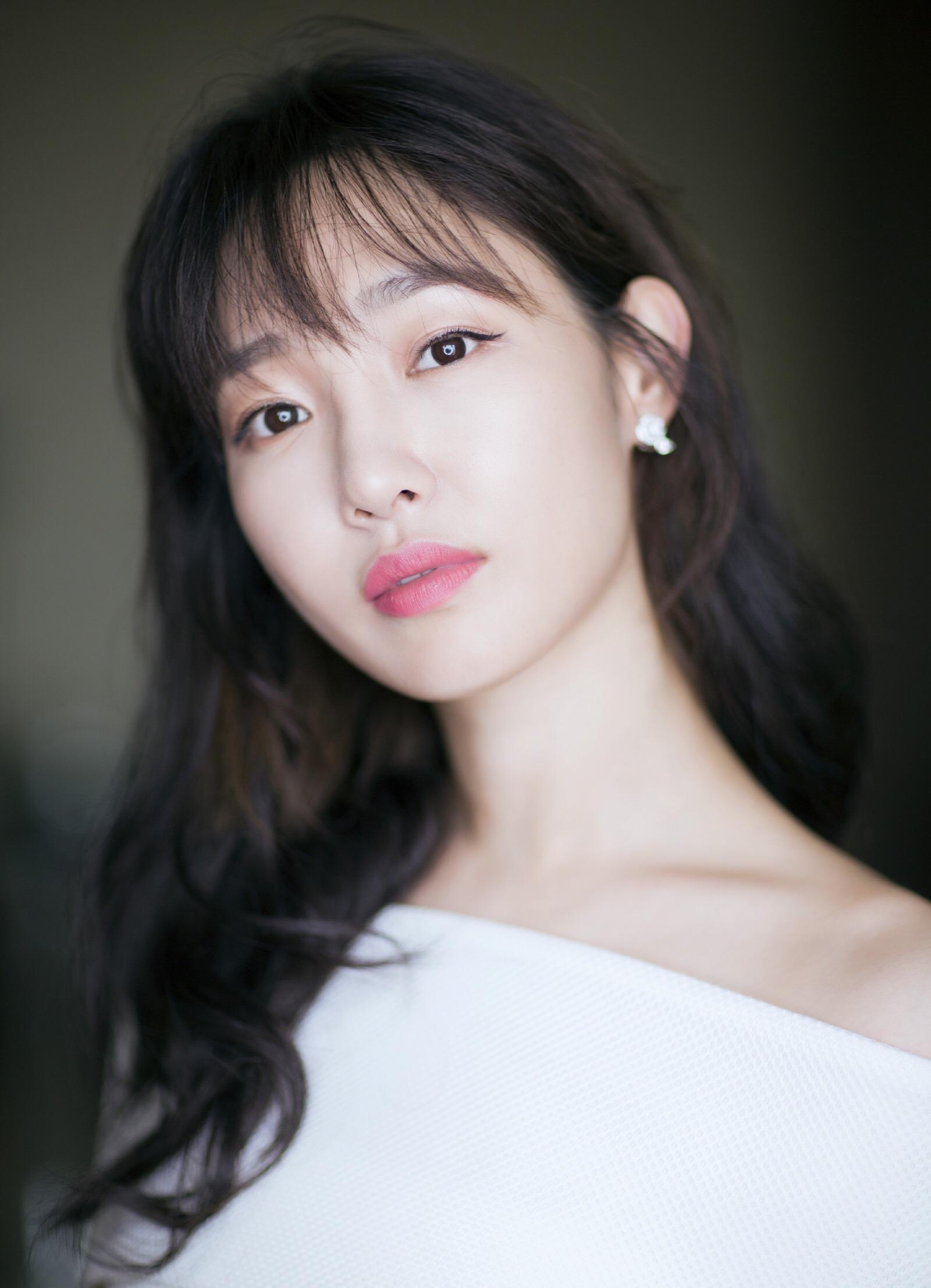 明星选择纹身的位置,最佩服的应该是白百何了.