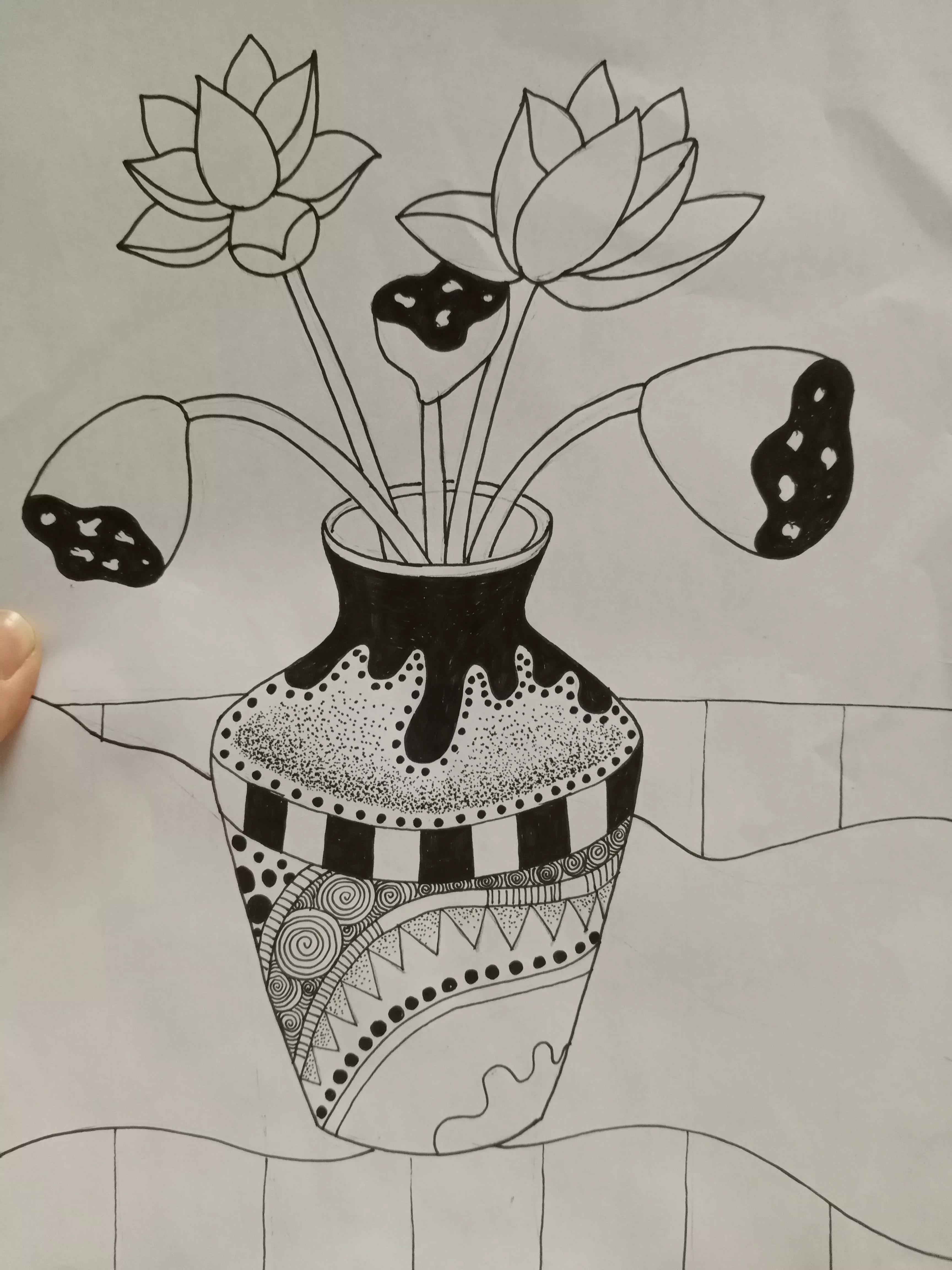 花瓶怎么画好看又简单，怎么画花瓶简笔画（多步骤详细解说线描画《花瓶和花》的画法）