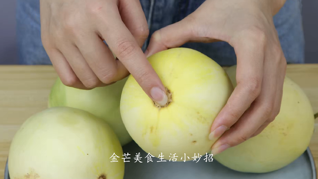 香瓜的食用方法，香瓜的正确吃法（老瓜农的方法真实用）