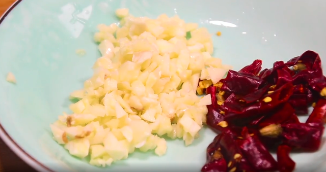 茄子鸡蛋的做法，茄子加鸡蛋的做法（茄子切成丝淋上鸡蛋）