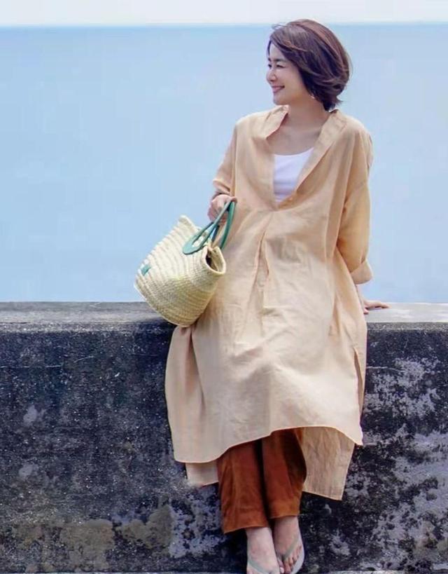 穿裙子里边穿啥，一般女的穿裙子里面穿啥（穿裙子不会配丝袜、运动鞋）