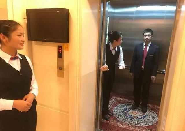 职场礼仪小故事，职场礼仪小故事感悟（电梯里偶遇领导）