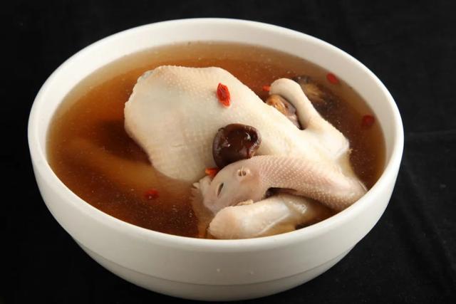 冬菇是什么，冬菇和香菇的区别（长在“毒树”上的香菇）