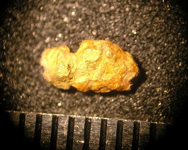 如何在废旧材料中提取金，王水提金不赶硝直接还原（疯狂吸取34万元的黄金）