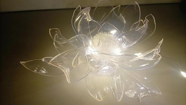 儿童手工荷花灯，如何手工制作荷花灯（矿泉水瓶子做莲花灯）