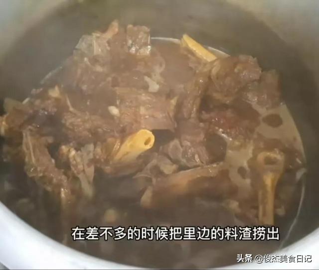煮羊骨头的正确方法与配料，熬羊骨头汤的正确步骤（麻辣五香羊骨头的正确做法）