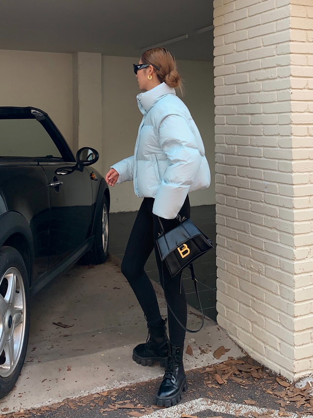 白色外套穿搭，白色外套穿搭图片女（今年羽绒服建议穿“蓝色”）