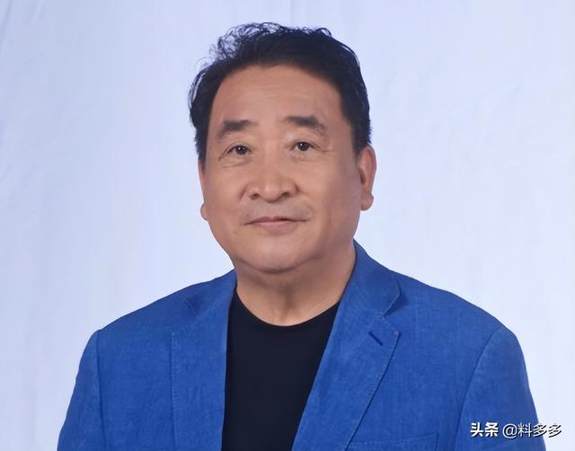 贾玲的爸爸是干什么的，贾玲的爸爸是谁（贾玲称姜昆是自己失散多年的爹）