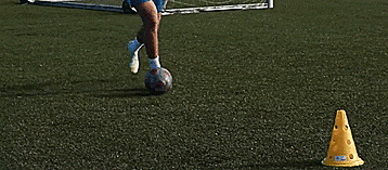 足球防守员的注意事项，足球前锋注意事项（用这四招助你在场上摆脱压力永不丢球）