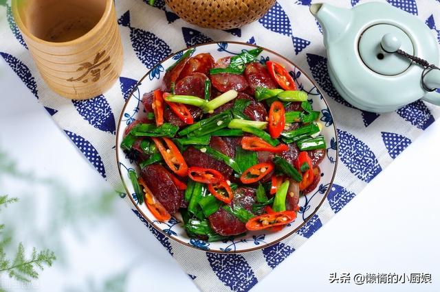 蒜苗炒肉的简单做法，蒜苗炒肉最简单的做法（只需要十分钟就能搞定）