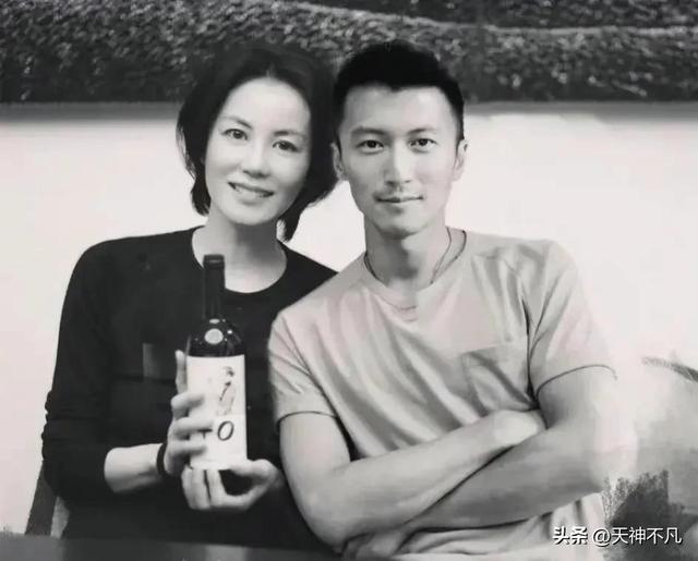 王菲是哪里人今年多大了，53岁王菲在福建寺庙祈福