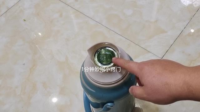 热水瓶内胆水垢怎么去除，热水瓶内胆水垢厚怎么办（只需暖瓶里倒一点）