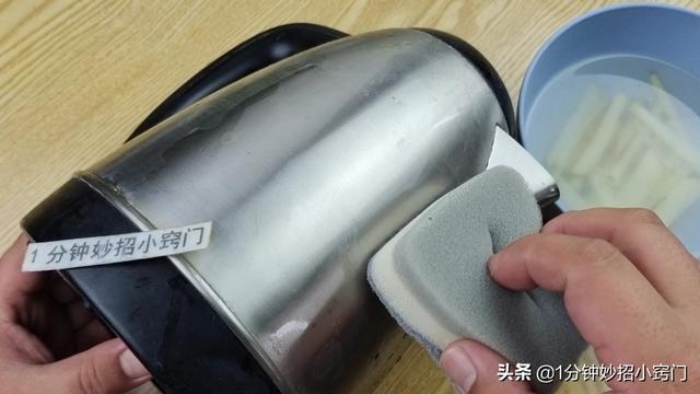 电水壶去水垢的方法，电水壶去水垢的好方法（电热水壶里撒一把）