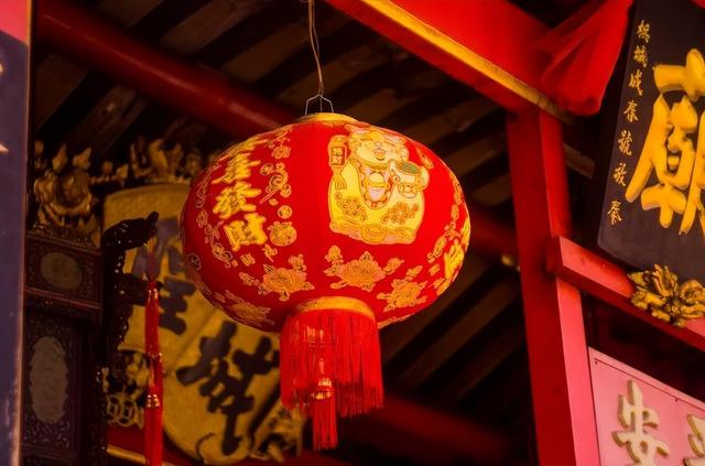 春节习俗贴春联，春节贴春联的由来和习俗（贴春联大有讲究）