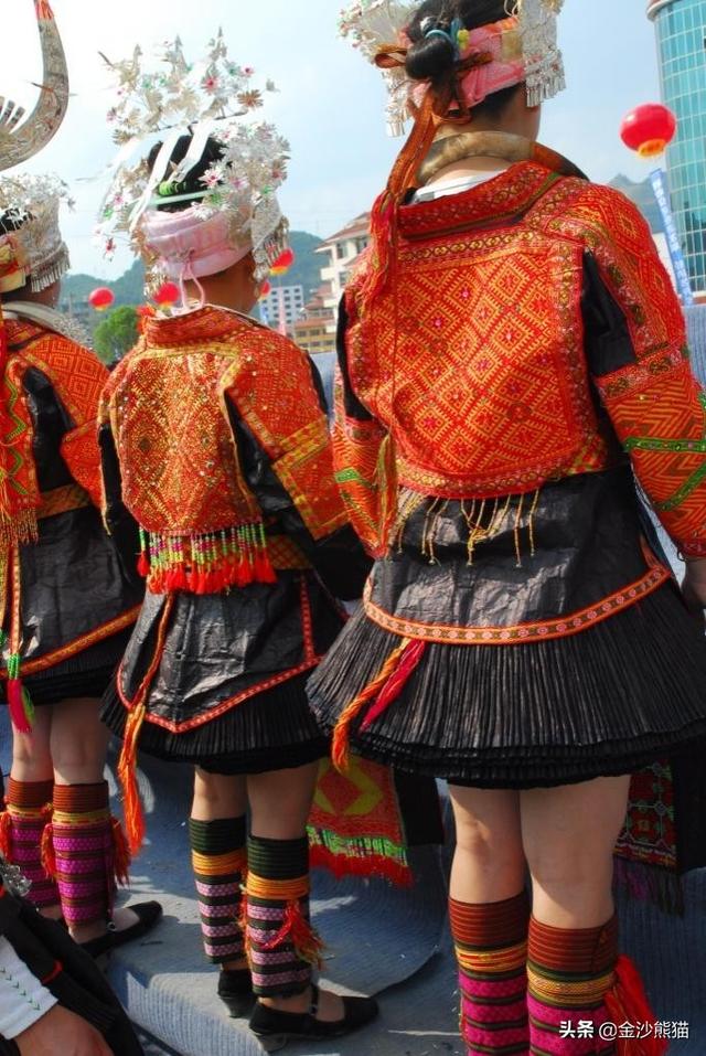 苗族的服饰特点(土家族服饰特点)-宅配通娱网