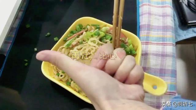 炒米线用冷水还是热水浸泡（其实在家做也用不了几分钟）