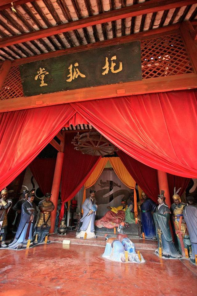 朝辞白帝彩云间的白帝城位于哪里，朝辞白帝彩云间的白帝城在哪里（是刘备托孤的白帝城吗）