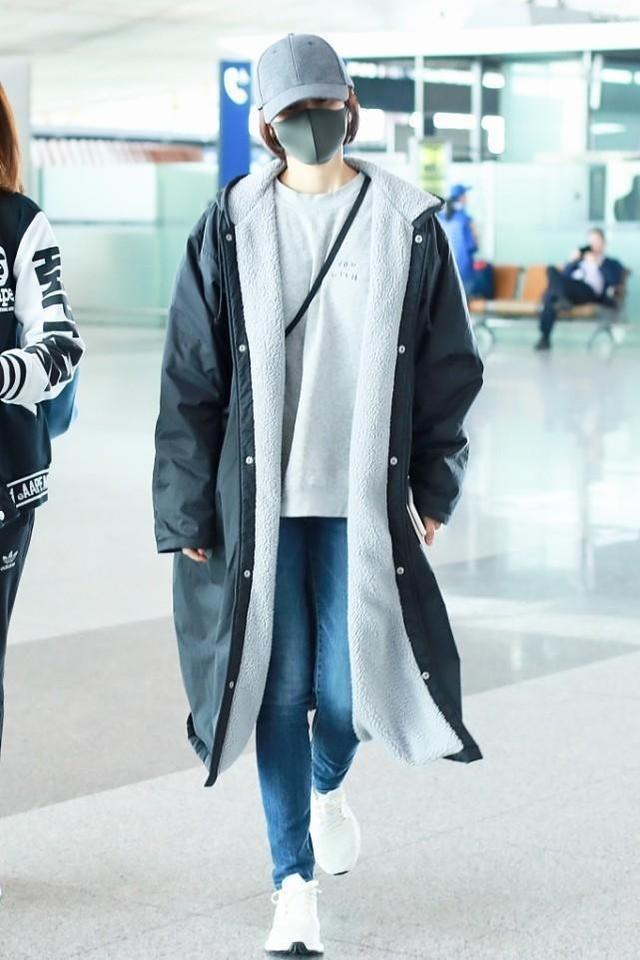 灰色卫衣怎么穿时髦，灰色卫衣穿什么外套（袁泉的穿衣技巧真值得一学）