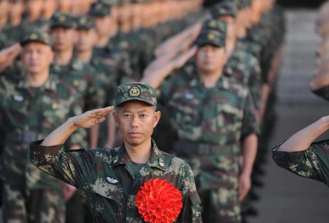 两年义务兵回来一共能拿多少钱，专科两年义务兵回来一共能拿多少钱（如今当兵2年、5年、8年、12年和16年）