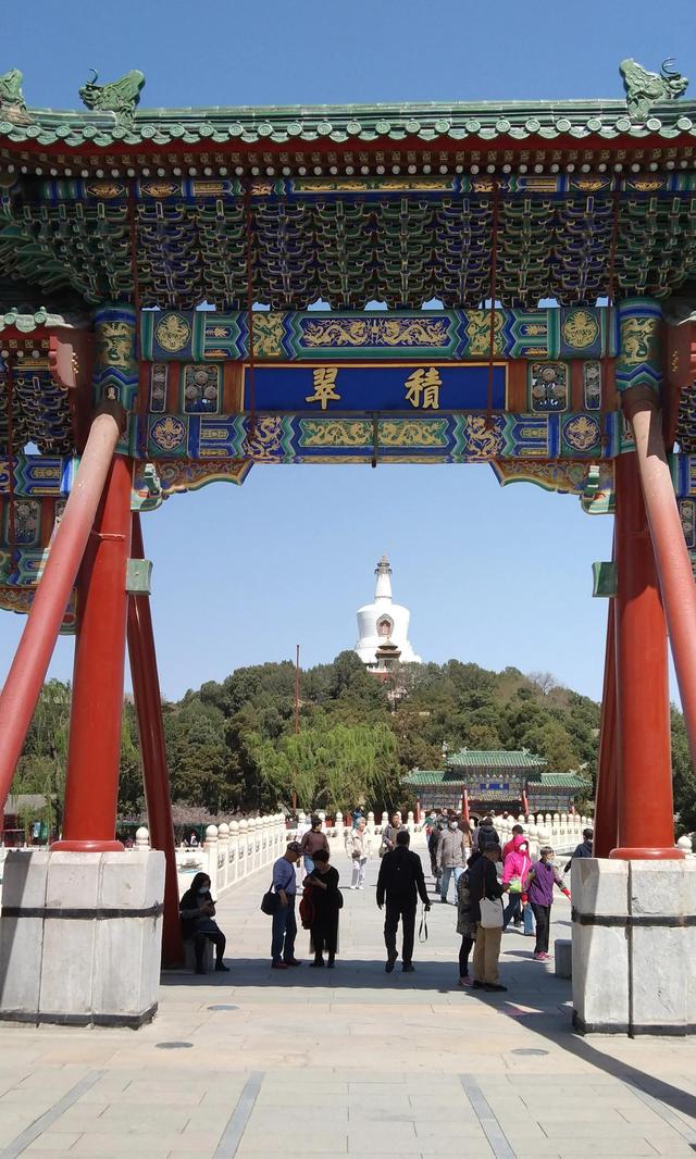 上爬建于清顺治八年(1651年)的白塔,后多次重修,为北海公园标志性建筑