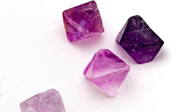 彩色宝石的种类有哪些，彩宝石都有什么颜色（自然界有哪些紫色宝石）