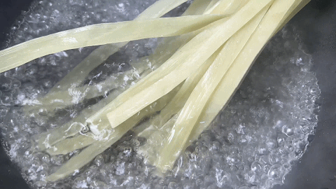 宽粉怎么做好吃，炒宽粉怎么做好吃（回家就能吃到的宽粉烧肉）