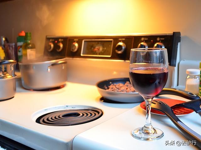 红酒做菜有哪些菜，过期红酒的10个小妙用（用红酒烧菜太奢侈浪费）