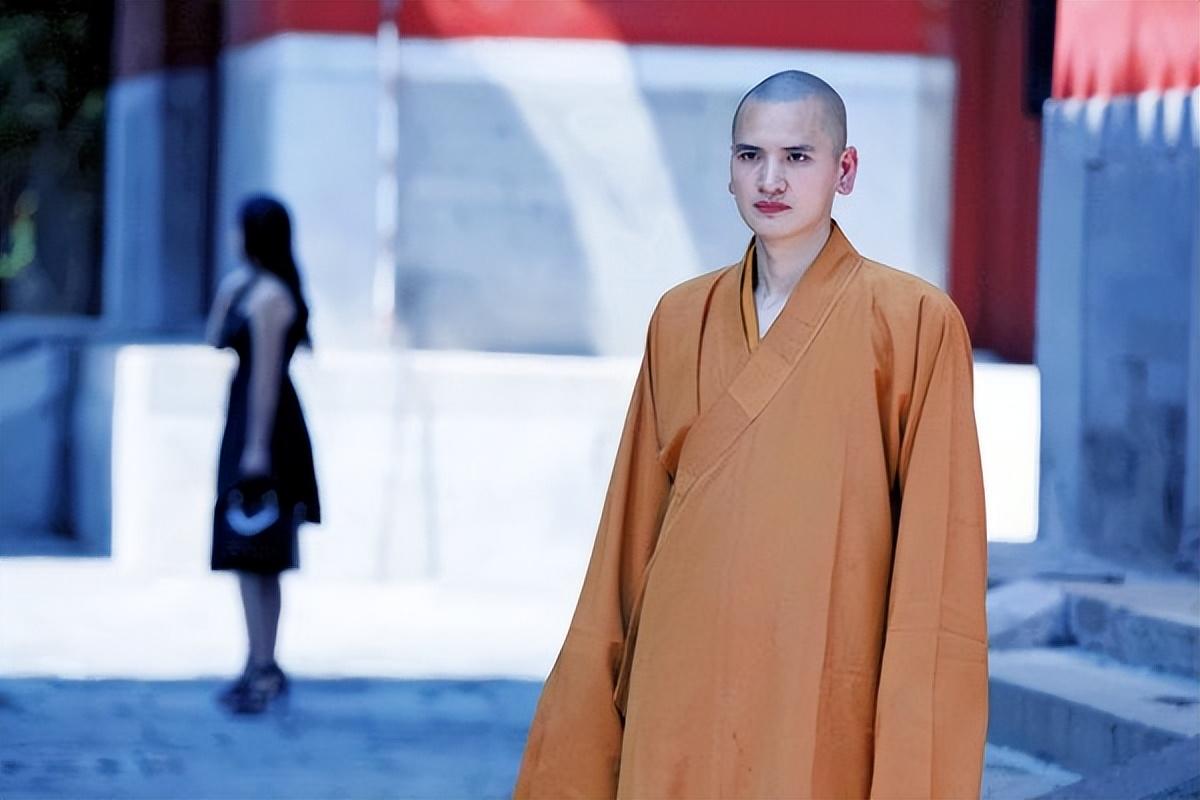 "最帅和尚"释明心:29岁放弃铁饭碗出家,被富婆送400万法拉利