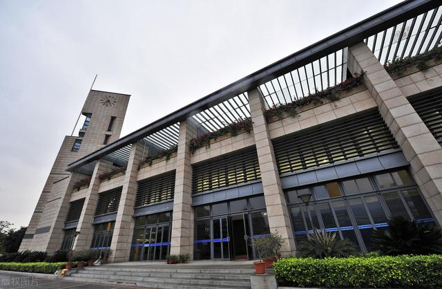 厦门华侨大学是211吗，华侨录取分数线2022（华侨大学远比想的要好）