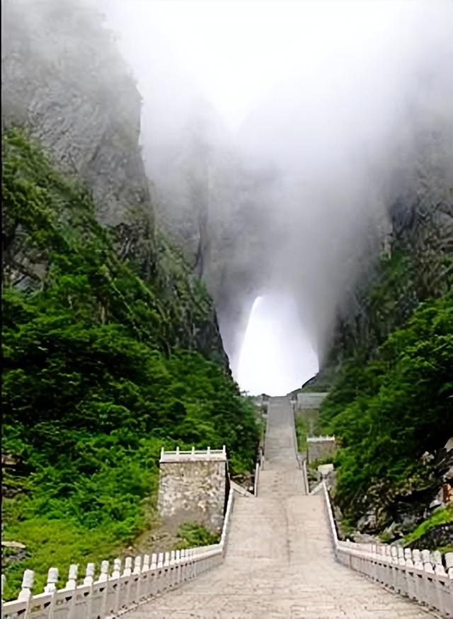 张家界天门山是中外闻名的，走近张家界天门山<散记之一>