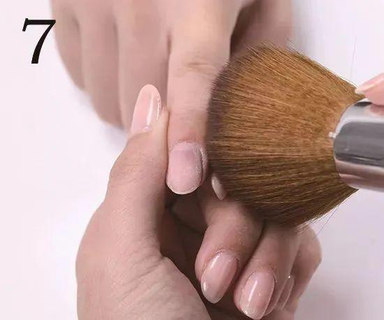 美甲怎么快速卸掉，怎么快速把美甲卸掉（最全的正确的涂甲油胶步骤——卸甲的操作步骤教程）