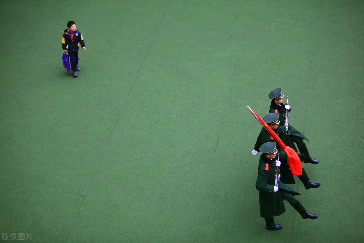 赞美学校的演讲稿（初二国旗下演讲稿）