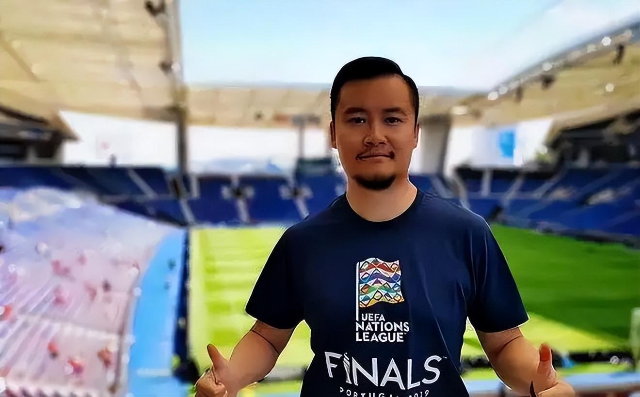 世界杯解说员(足球诗人贺炜) - 青木春