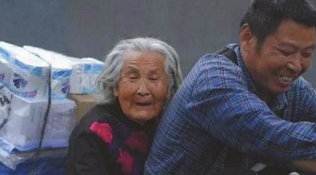 曾经在我眼前却又消失不见，曾经在我眼前却又消失不见歌词（“我会反复爱上你）