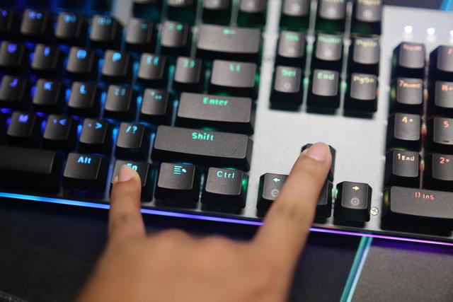 台式机调亮度按f几，笔记本调亮度（雷柏V520RGB合金版）