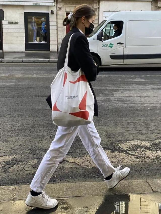 怎样选择包包的颜色，怎么搭配包包的颜色（法国女人不爱“名牌包”）