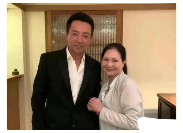 大s现身机场现状，大S妈妈说不会让汪小菲进大S台北的家门