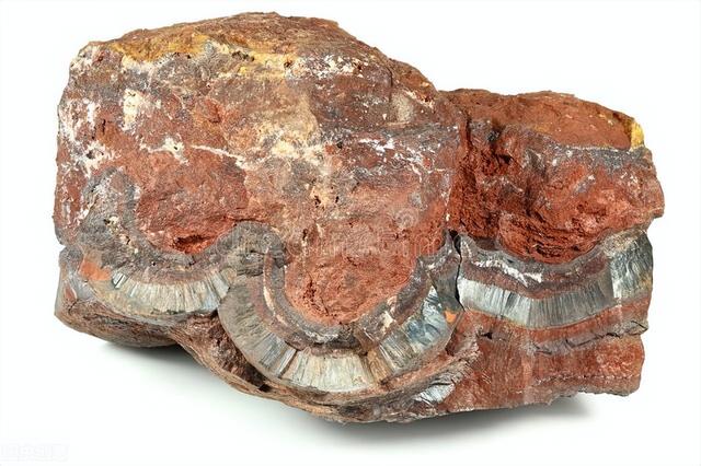 铁矿石期货手续费多少一手，铁矿期货一手要多少钱（基本面偏强铁矿石期价900元关口巨震）