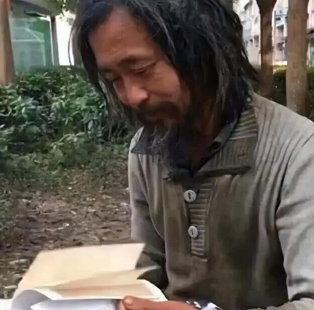 2,比大衣哥还惨,流浪大师沈巍走红后,借出百万打赏,如今发愁房租