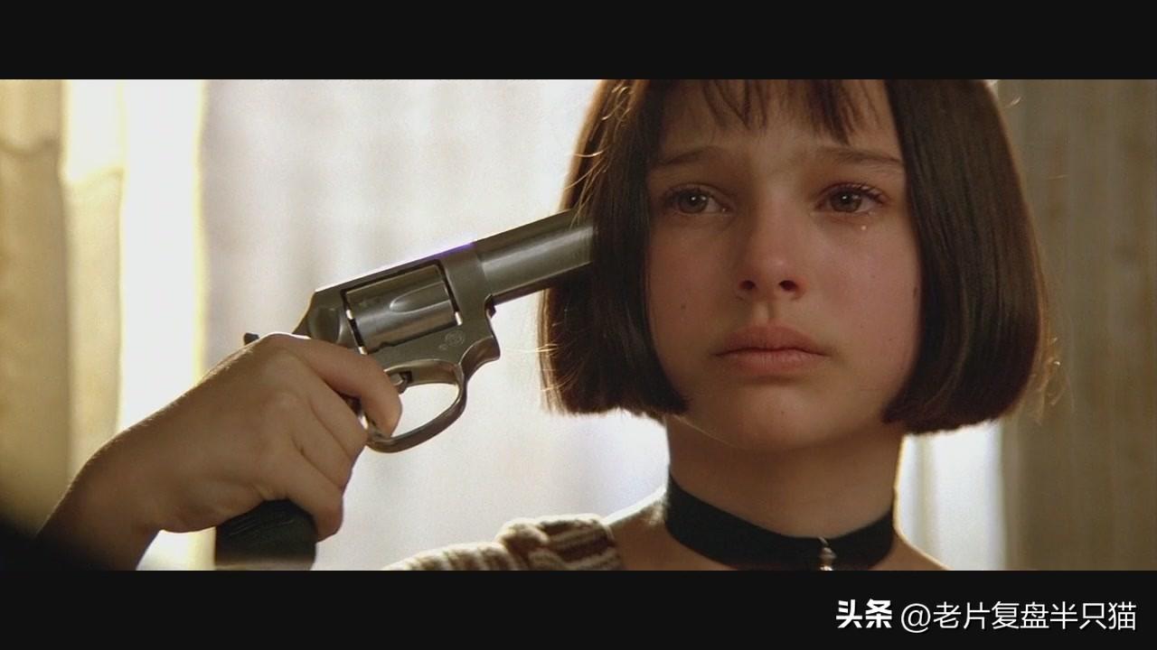 父亲因为私藏了缉毒警史丹的毒品,玛蒂尔达一家几乎被灭门,父亲,继母