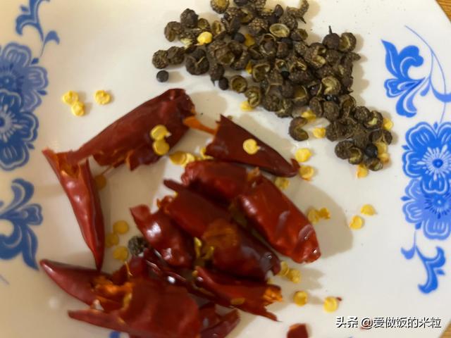 干煸豆角最简单的做法，干煸豆角怎么做好吃最简单（过年用它招待宾客很不错）