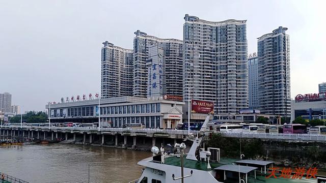 葛洲坝和三峡大坝，长江的水利枢纽三峡葛洲坝（湖北宜昌：乘船过葛洲坝）