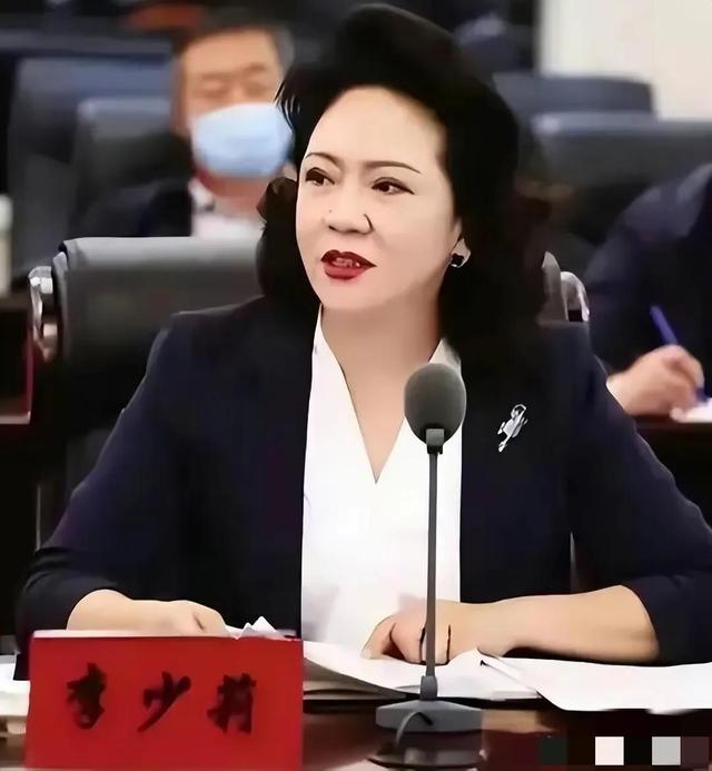 女人不能当领导的原因，女人不能当领导的原因是什么（李少莉已退居二线）