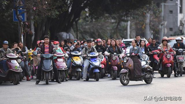 电动车电量怎么看，电动车怎么看电量图解（如何辨别电动车的电瓶是原装的还是翻新的）