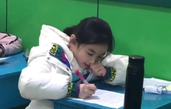 五官精致什么意思，bjd是什么意思网络用语（山东高颜值小学生火了）